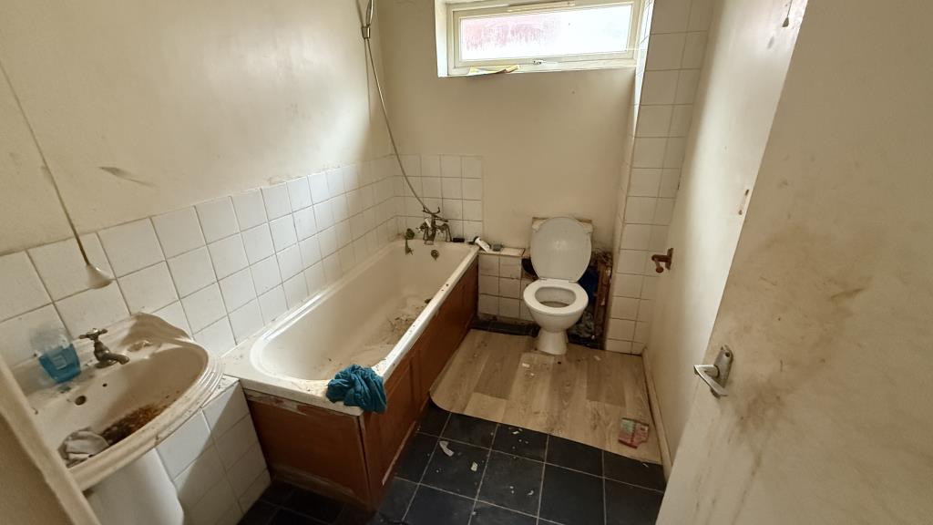 Lot: 144 - INVESTMENT FLAT IN POPULAR LONDON SUBURB - Bathroom